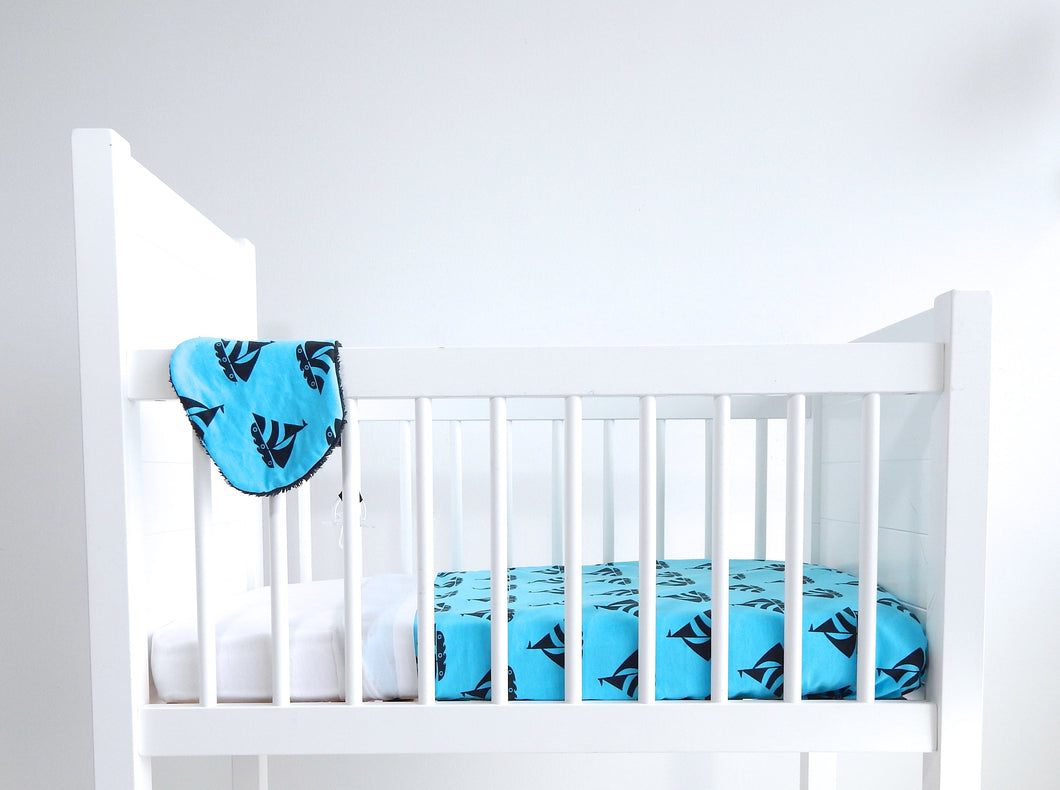 Babydeken - Blauw met Zwarte Zeilbootjes